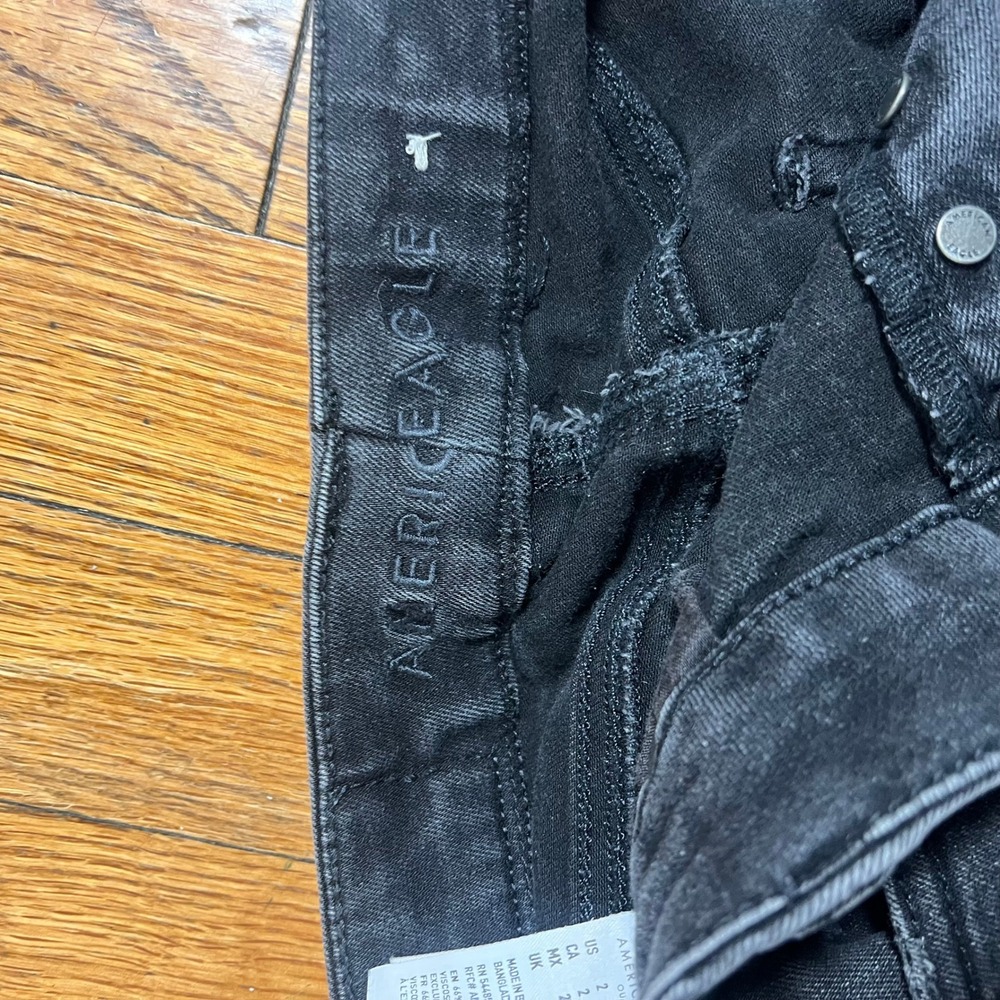 American Eagle Curvy Super Hi-Rise Shortie Black Distressed Denim Shorts Size 2 - Picture 6 of 6